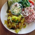 Badisches Dreierlei: Wurstsalat, Br&auml;gele und Bibilisk&auml;s