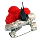 Schwarzwaldmädel Brosche mit Bollenhut rot
