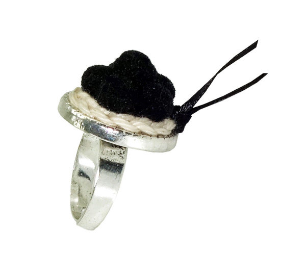 Schwarzwaldmädel Ring silber mit schwarzem Bollenhut